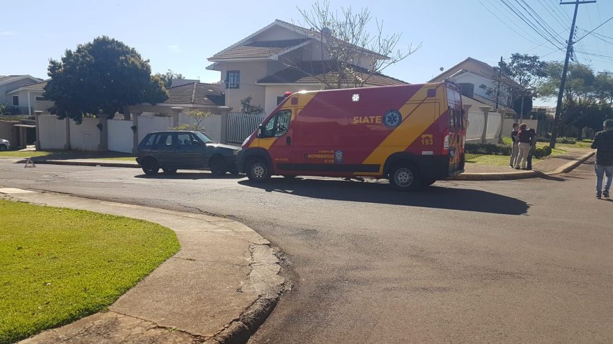 Colisão entre Corsa e Uno no Bairro Tropical deixa mulher ferida