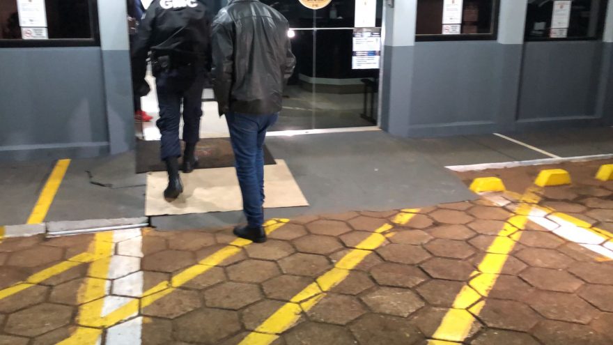 Após briga com marreta no Jardim Veneza, casal é encaminhado à Delegacia pela Guarda Municipal