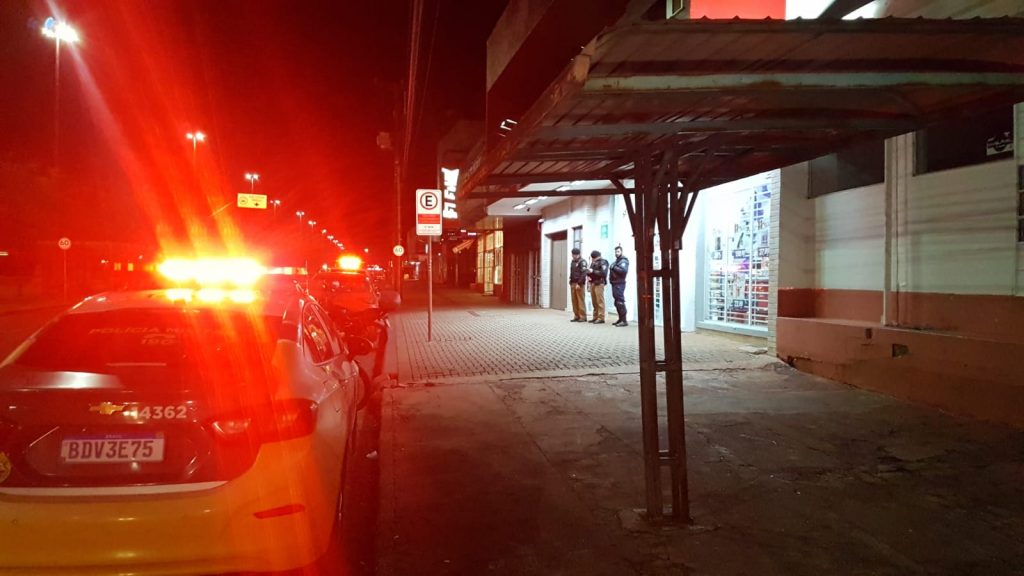 Farmácia na Avenida Tancredo Neves é alvo de ladrões na noite desta quinta-feira (11)