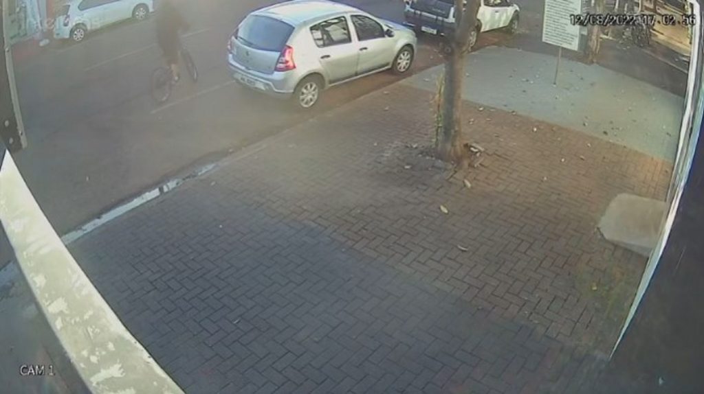 Veja momento antes de ciclista ser atropelado na Rua Francisco Bartinik