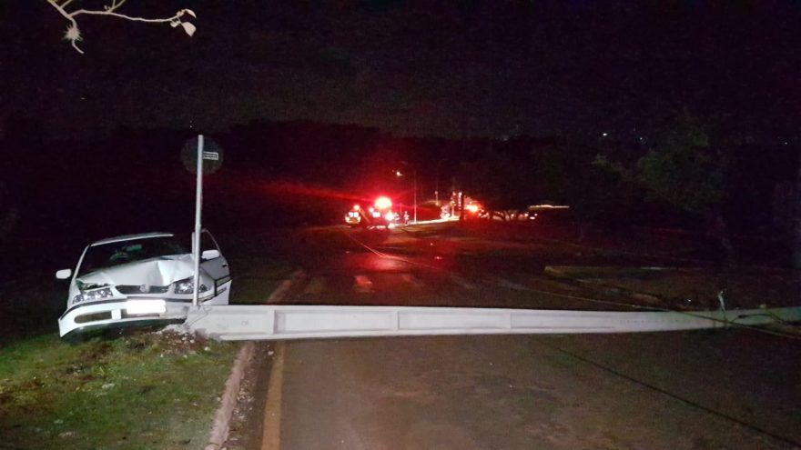 Gol derruba poste em acidente na rotatória do Lago Municipal e deixa região sem luz elétrica