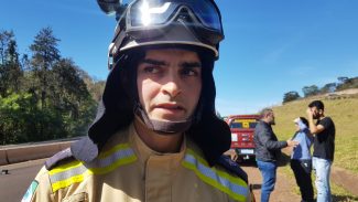 Conforme Corpo de Bombeiros, rodas da carreta passaram por cima do corpo da motociclista que teve graves lacerações