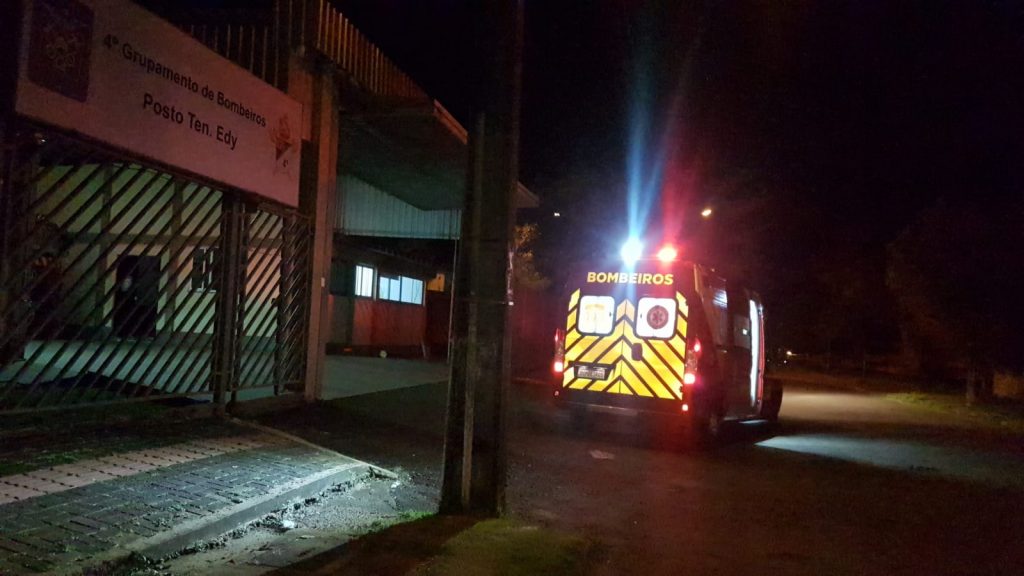 Homem sofre queda em frente ao posto do Corpo de Bombeiros
