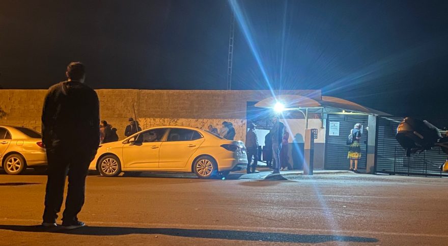Familiares esperam por liberação de detentos que cumprirão regime aberto com uso de tornozeleira