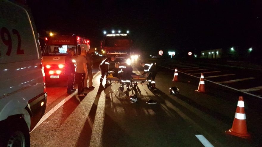 Duas pessoas ficam feridas após motocicleta atingir cachorro na BR-277, nas proximidades do Aeroporto