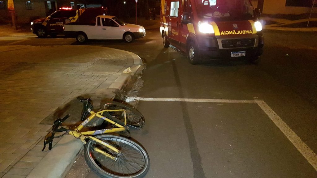 Jovem fica ferida após colisão entre bicicleta e caminhonete
