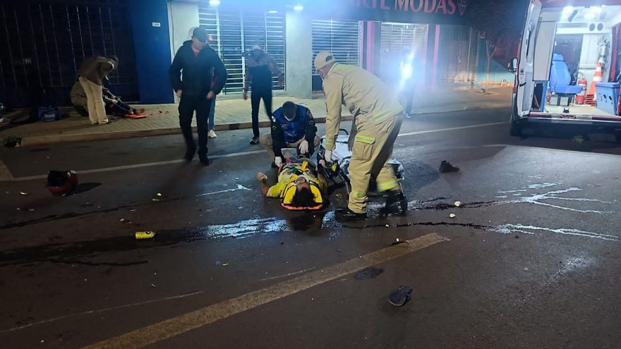 Pai e filho ficam feridos após forte colisão entre moto e carro, no Bairro Santa Cruz