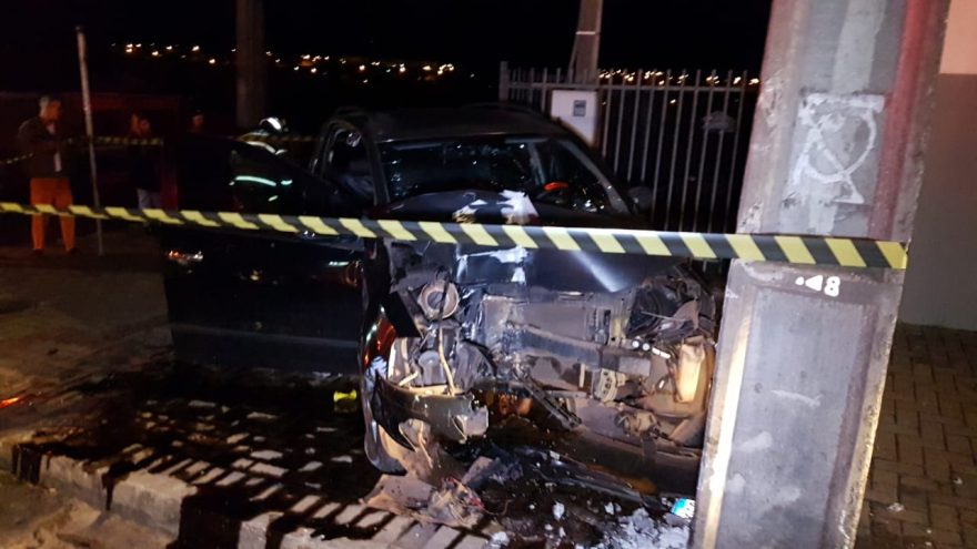 Carro colide contra poste e deixa duas pessoas feridas, no Parque São Paulo
