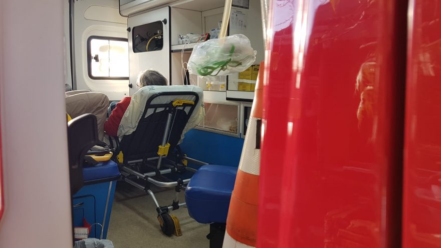 Idosa fica ferida ao cair da cama em residência no Santa Felicidade