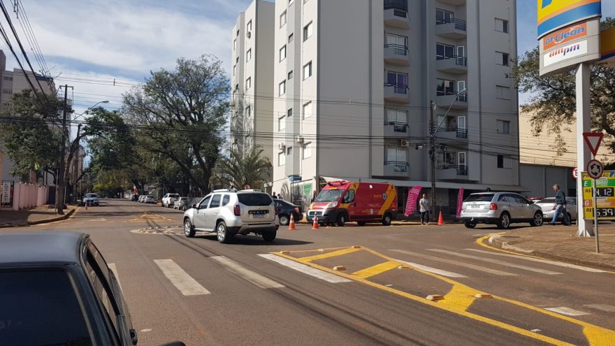 Mulher fica ferida em acidente na Rua Pernambuco no Centro de Cascavel