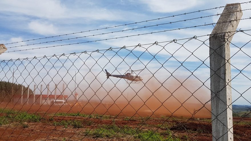 Helicóptero do Consamu transporta homem que caiu em poço de 12 metros em Juvinópolis