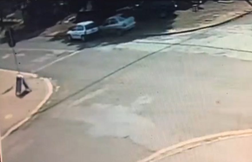 Câmeras de segurança registram Classic batendo em carro estacionado na Publio Pimentel