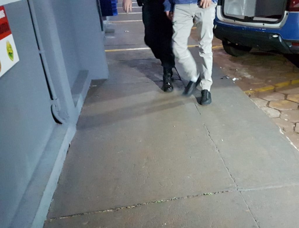 Homem acusado de agredir a filha é detido pela GM na Região do Lago Homem acusado de agredir a filha é detido pela GM na Região do Lago