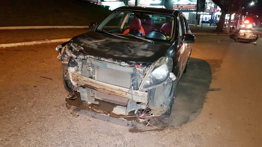 Forte colisão deixa três veículos destruídos no Bairro São Cristóvão