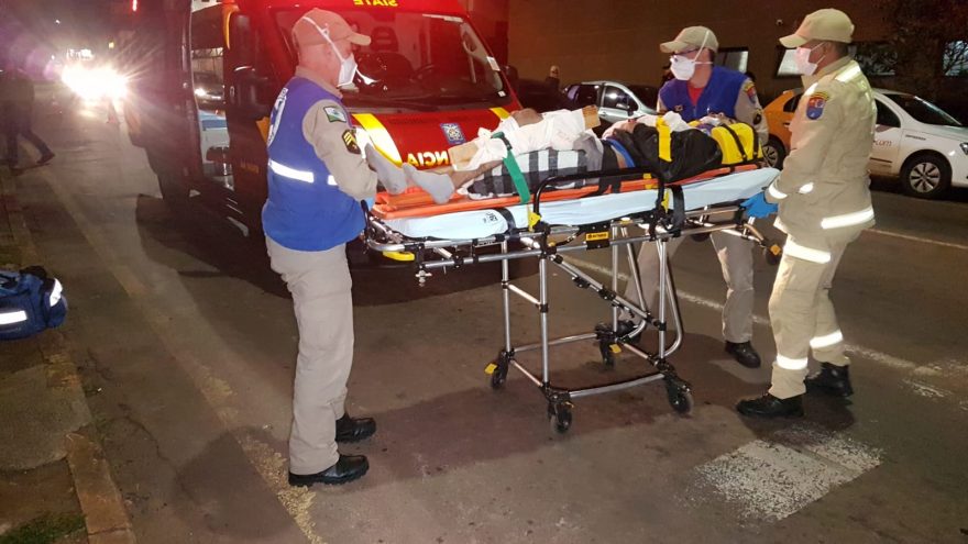 Motociclista sofre fratura na perna após acidente de trânsito no Centro