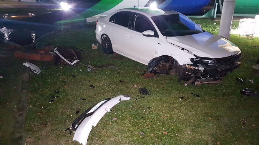 Após “banho de chafariz” na Praça do Migrante, Jetta fica bastante destruído