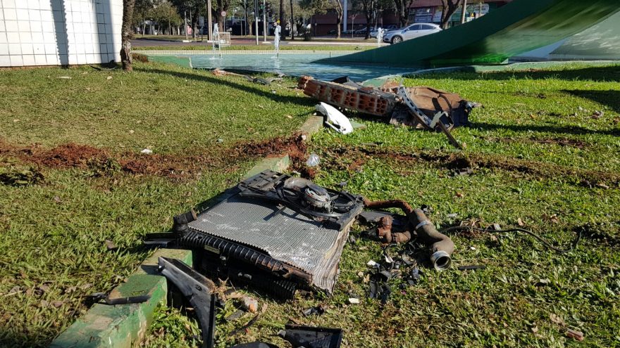 Veja como ficou o chafariz da Praça do Migrante após acidente de trânsito nesta madrugada