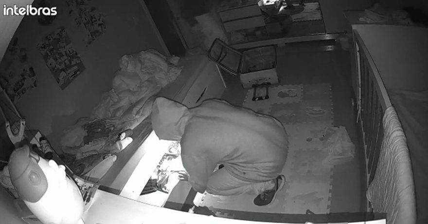 Ladrões invadem residência e furtam moto BMW e dois notebooks no Bairro Maria Luiza