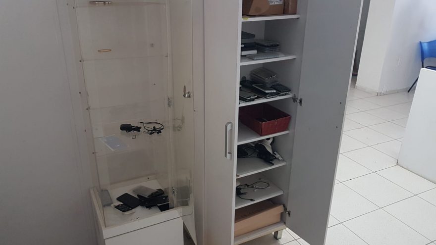 Ladrões armados rendem comerciantes e roubam aparelhos celulares em loja no Alto Alegre
