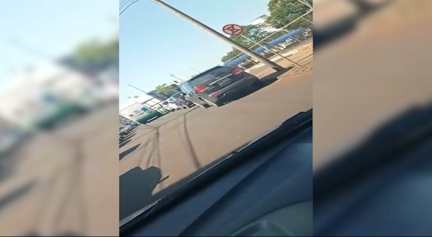 Internauta faz denúncia sobre carros estacionados irregularmente nas proximidades da Unioeste