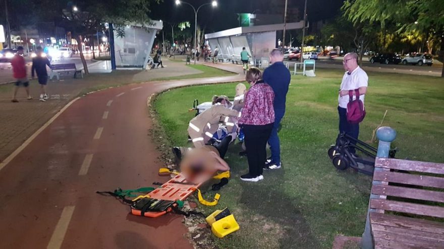 Colisão entre bicicletas e patinete elétrico deixa jovem com suspeita de fratura