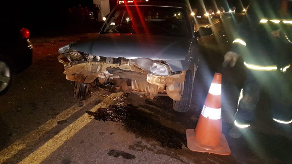 Três veículos colidem fortemente na PR-180 deixando dois feridos