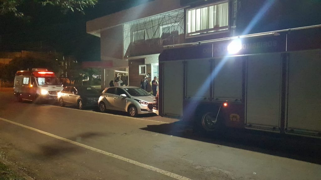 Socorristas atendem mulher que foi encontrada caída em estabelecimento