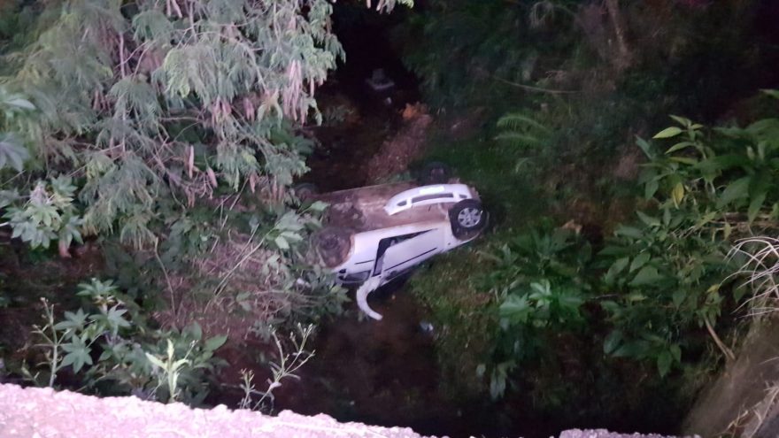 Carro despenca de 3 metros e capota em riacho, no Bairro Sanga Funda