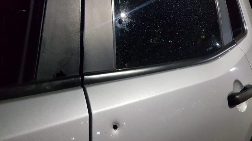 Disparos de arma de fogo atingem carro e comércio no centro de Cascavel