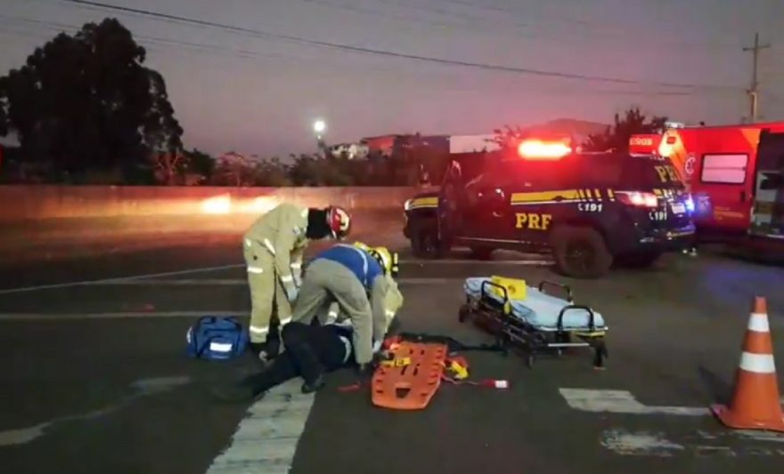 Motociclista fica ferido em colisão com Fiat Strada na BR-277