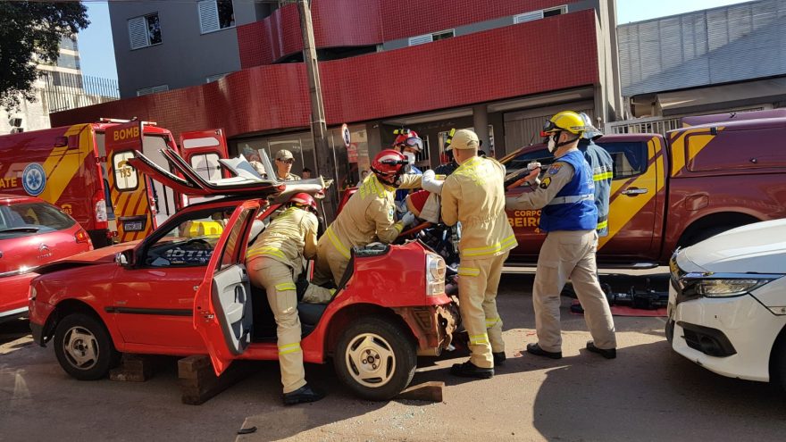 Três carros se envolvem em colisão na Rua São Paulo, no Centro