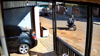 Vídeo mostra motociclista fugindo após executar jovem no Cascavel Velho