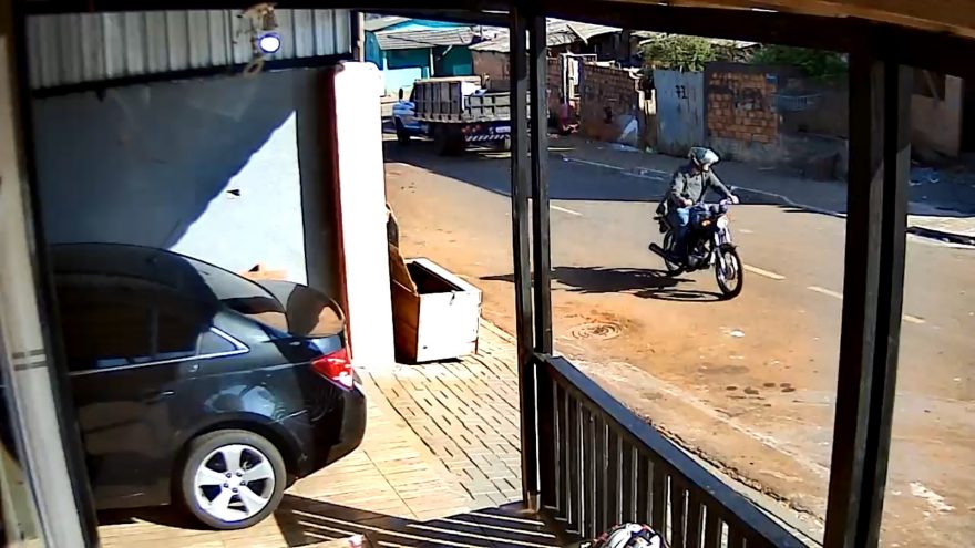 Vídeo mostra motociclista fugindo após executar jovem no Cascavel Velho