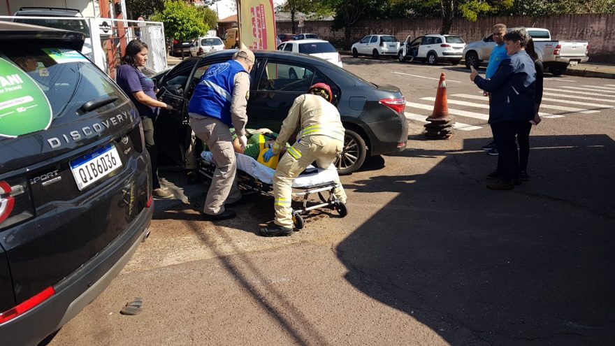 Motorista fica ferida após acidente entre dois veículos na Avenida Carlos Gomes