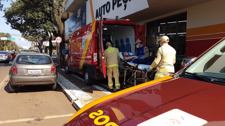 Mulher é socorrida após passar mal e sofrer queda em empresa no Centro