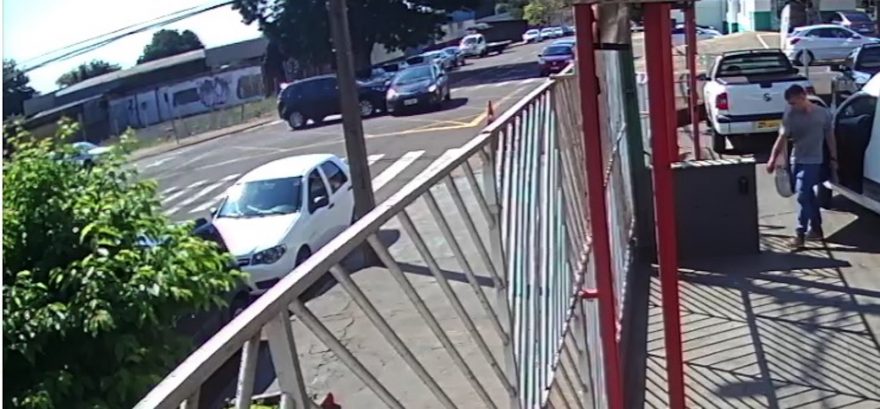 Imagens mostram acidente violento na Carlos Gomes no Centro de Cascavel