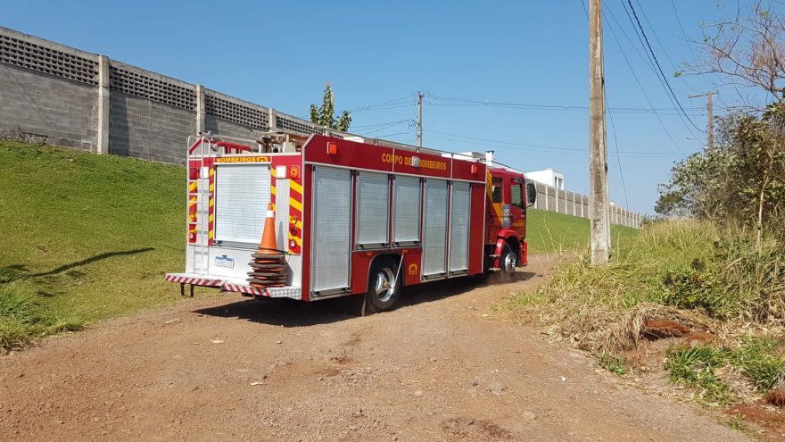 Corpo de Bombeiros é acionado para combater incêndio em vegetação no Bairro Parque Verde