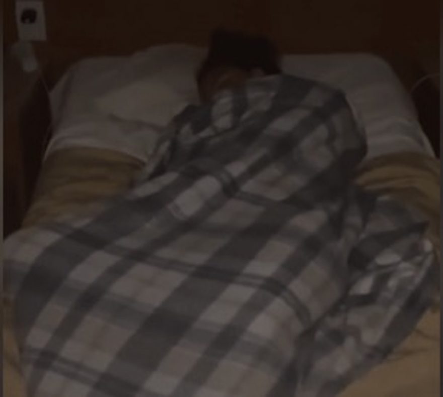 Vídeo: Turistas encontram mulher desconhecida dormindo pelada em quarto de hotel 