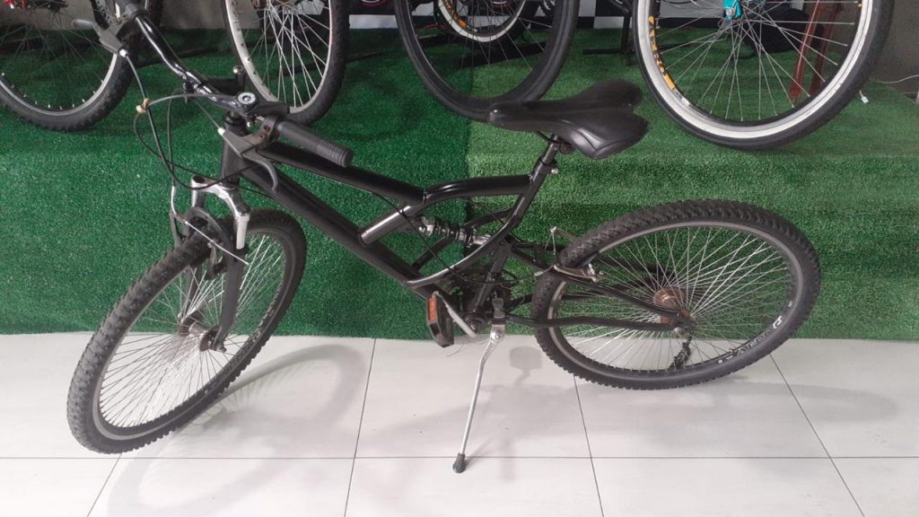 Bicicleta de entregador é furtada em estacionamento de mercado na Av. Carlos Gomes