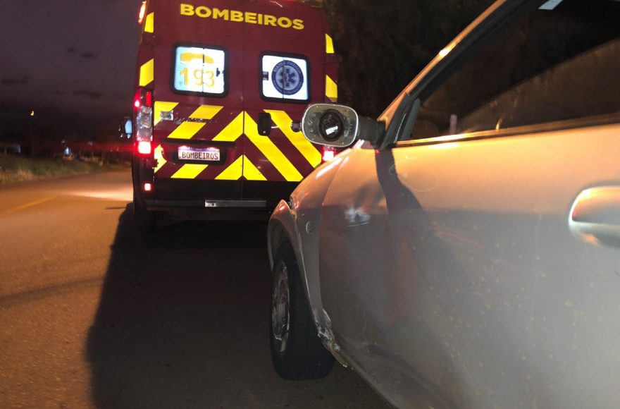 Acidente entre carro e moto deixa rapaz ferido no Trevo do Guarujá