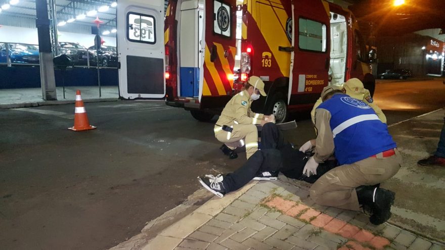 Jovem fica ferido ao perder o controle de motocicleta e atingir muro no Centro