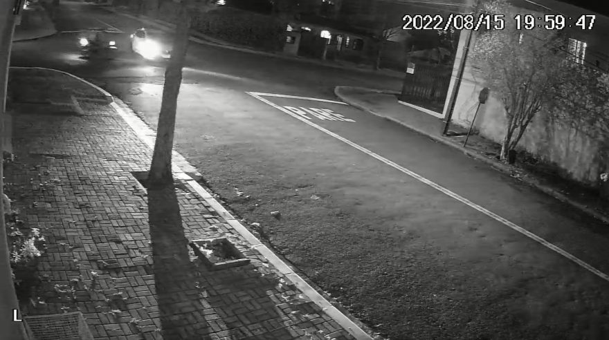 Por outro ângulo: câmera flagra acidente entre Fiat Argo e motocicleta no Bairro Neva