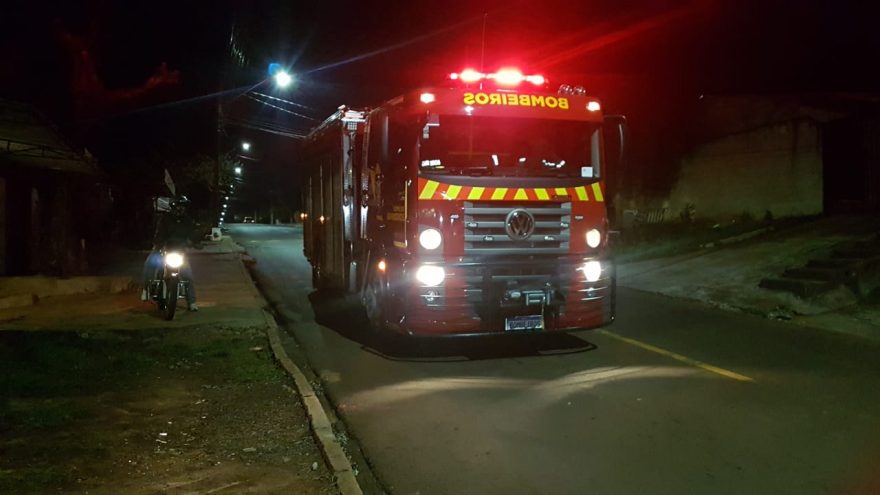 Bombeiros são acionados em incêndio, mas encontram apenas folhas queimadas, no Bairro Universitário