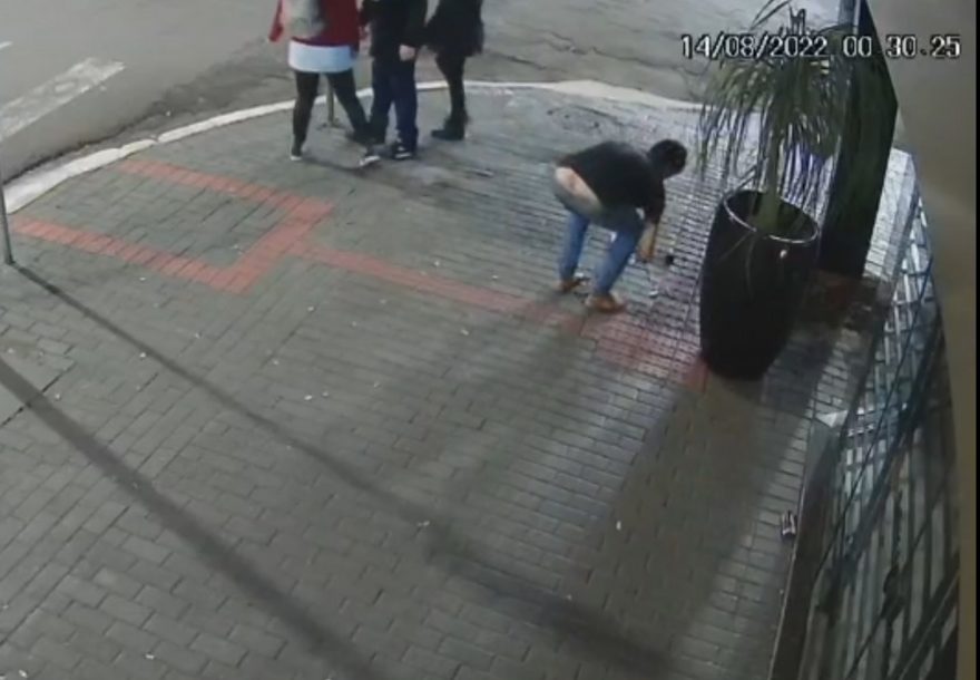 Com o cofrinho à mostra, homem é flagrado vandalizando vaso de flor no Centro
