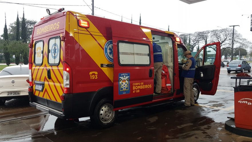 Motociclista escorrega em canaleta e sofre queda