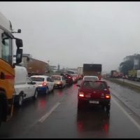 Imagem referente a Trânsito extremamente lento: Chuva e finalização do Trevo Cataratas exigem paciência dos motoristas