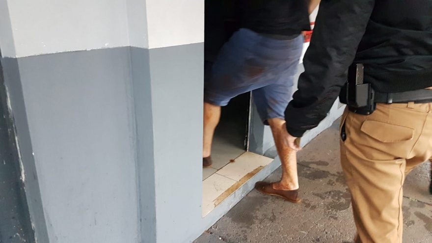 Após fazer sobrancelha em salão, homem assedia trabalhadora e ao tentar agarrá-la é contido por pedreiros de obra vizinha