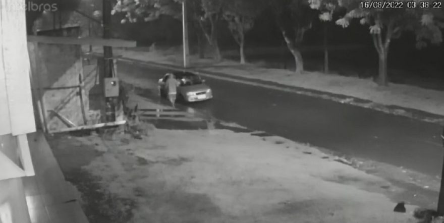 Câmera registra furto de Corsa de placas HRZ-1G30 no Bairro Santa Felicidade