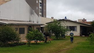 Bombeiros combatem incêndio em residência no Centro