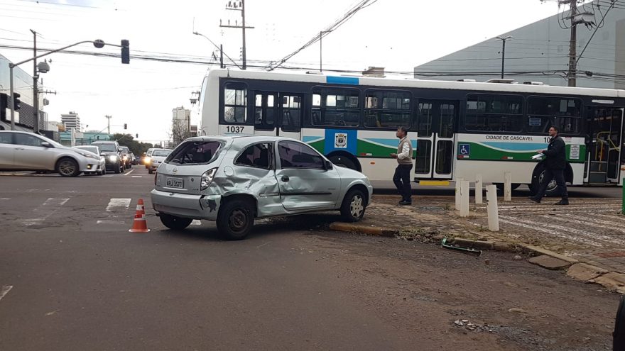 Idoso fica ferido em acidente entre carro e ônibus no Centro de Cascavel